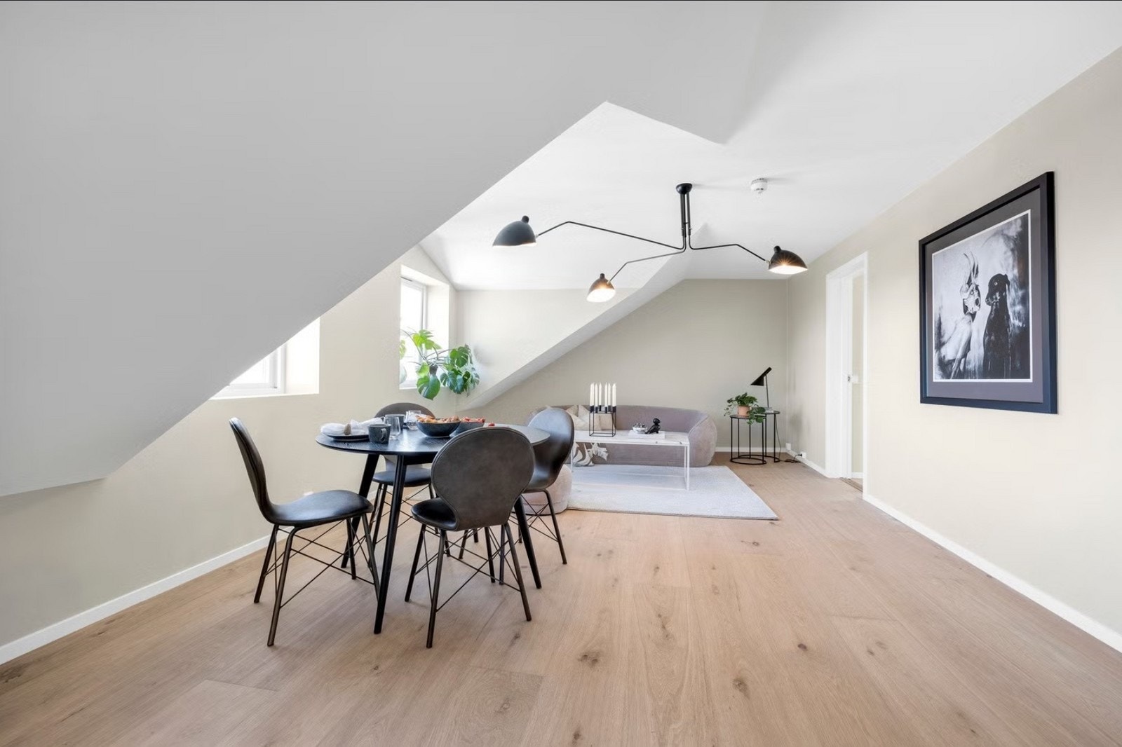 Stuen har godt med innslipp av naturlig lys fra vinduer. Galleribilde