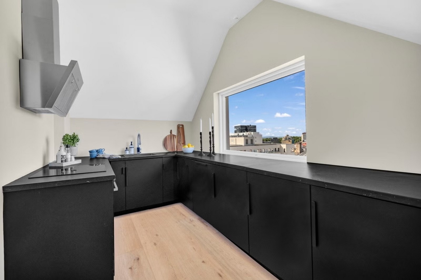 Moderne kjøkken med intgrerte hvitevarer. Galleribilde