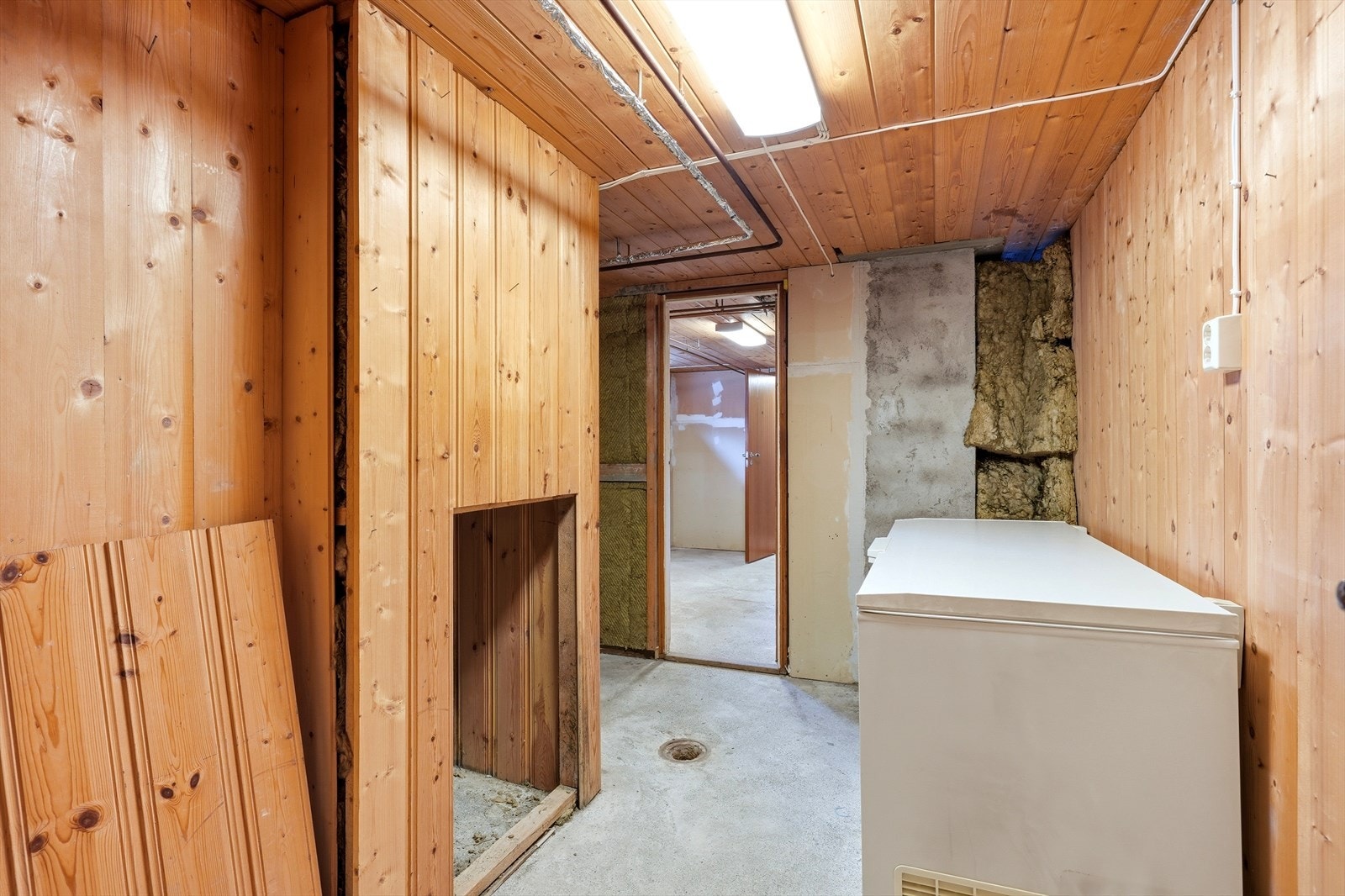 Gang innover mot grov-kjellerrom for lagring. Galleribilde