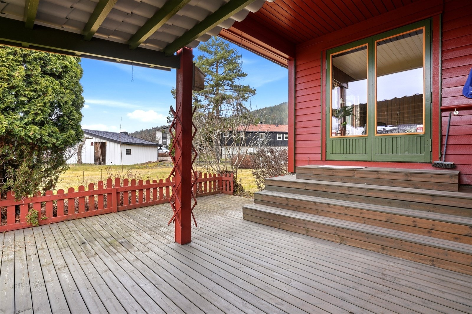 Takoverbygd uteplass utenfor stuen. Galleribilde