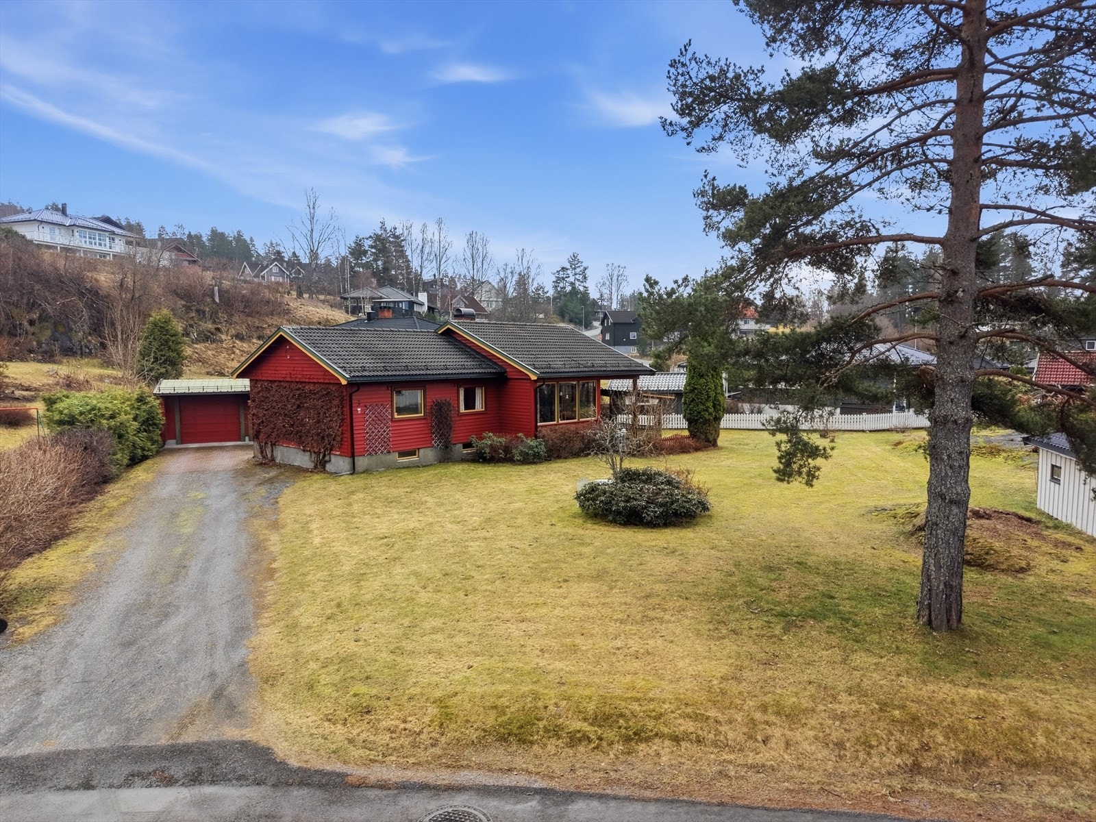 Boligen ligger fint til på en hagetomt som har store, gode plener, og masse boltreplass til hundehold, barnefamilier eller liknende. Galleribilde
