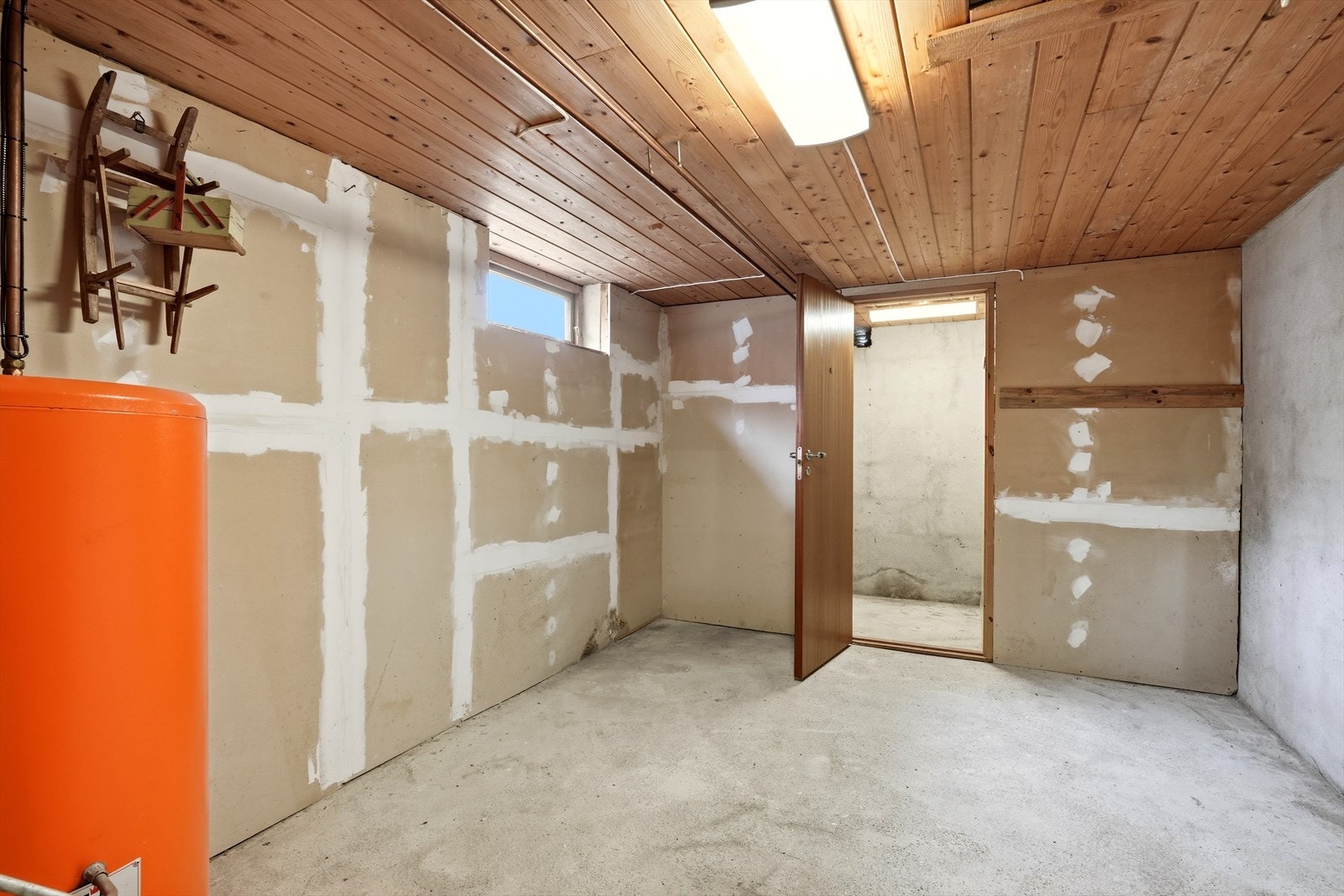 Lagringsrom i kjeller, delvis gipset. Galleribilde
