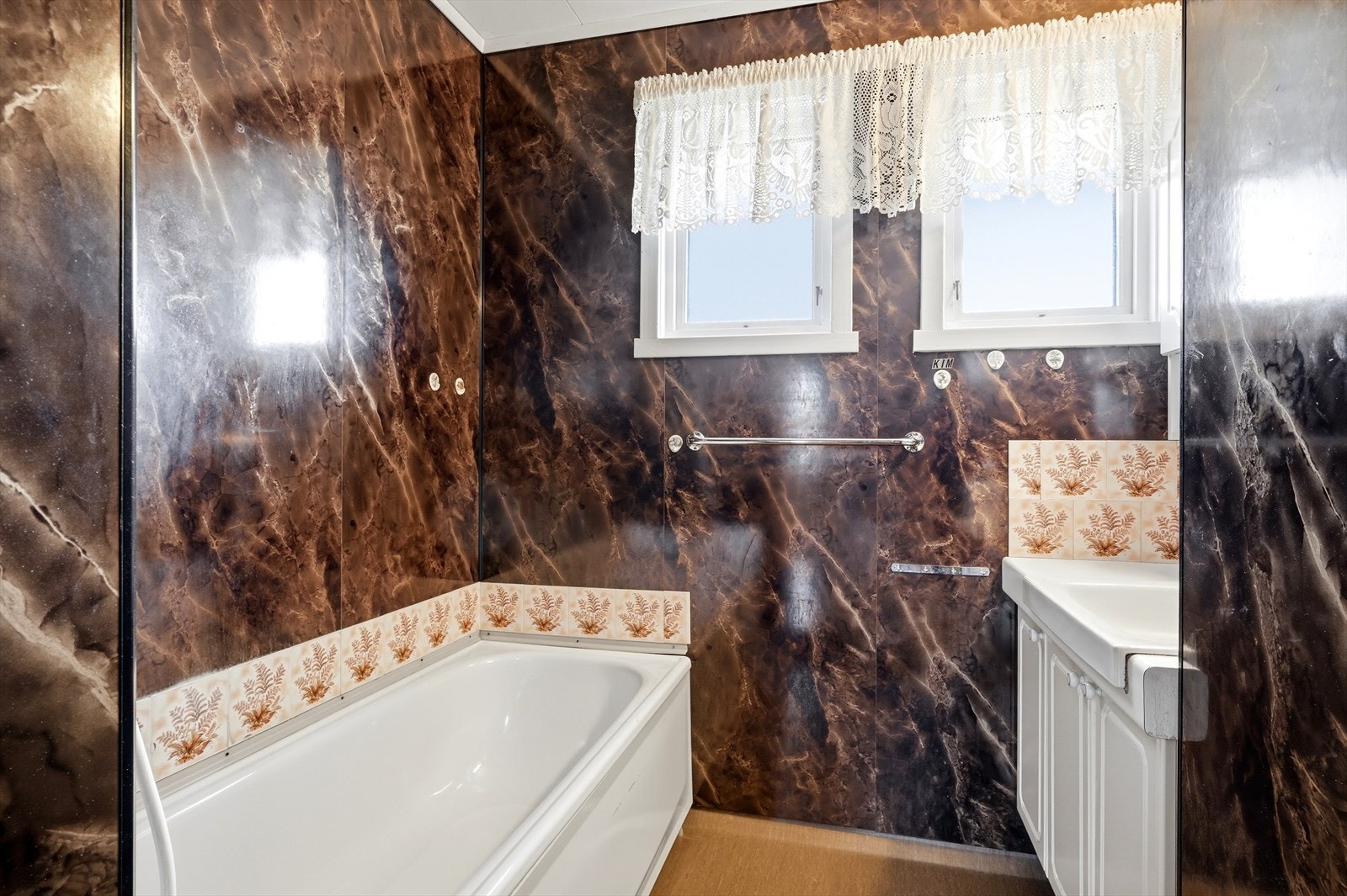 Badekar med dusjmulighet. Galleribilde