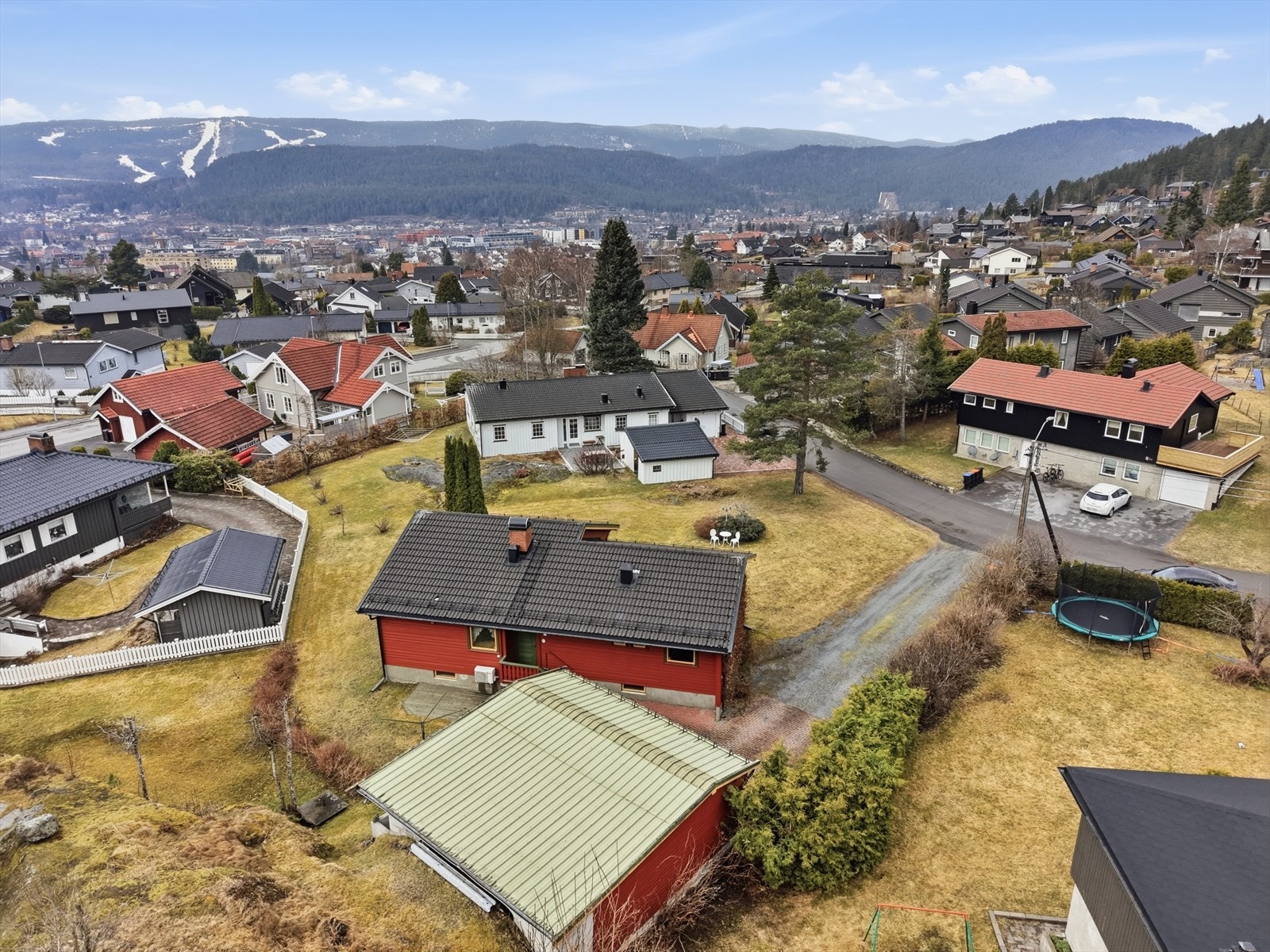 Attraktiv beliggenhet med kort vei ned til Raumyr Skole. Galleribilde