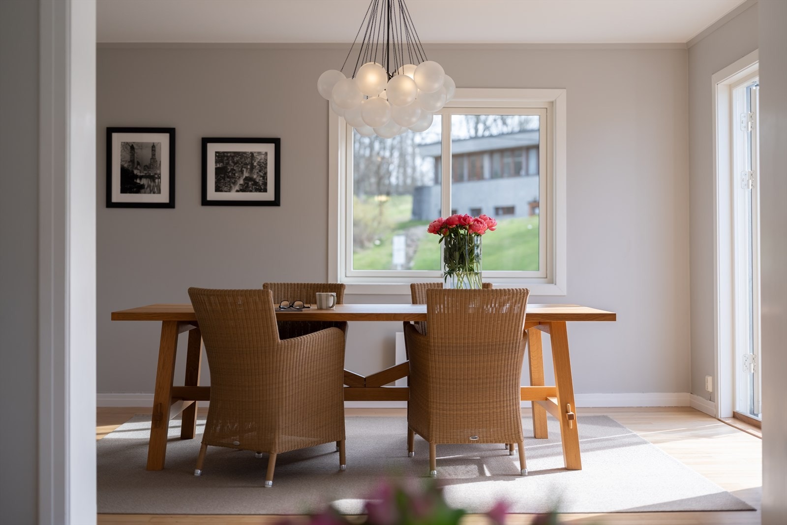 Stor og romslig spisestue. Galleribilde