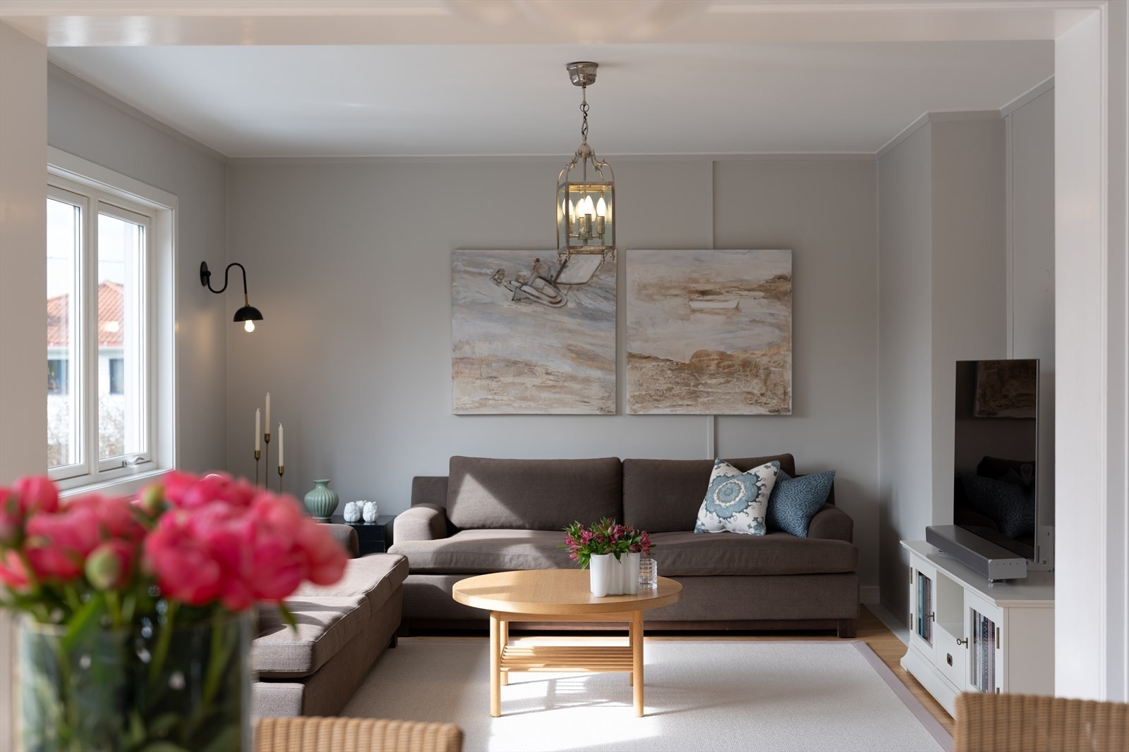 Meget god planløsning med romslig stue og spisestue rett ved siden av hverandre. Det er pipeløp til høyre på bildet. Galleribilde