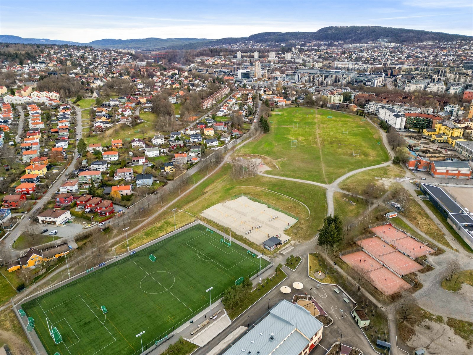 Gangavstand fra boligen til Voldsløkka og et stort idrettsutvalg for de små. Galleribilde