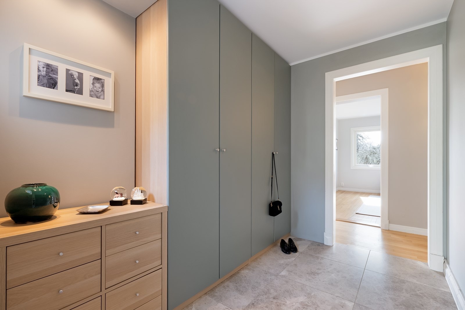 Det første du møter er en stor og romslig hall med varmekabler under flis og godt med tilpassede garderobeskap. Galleribilde
