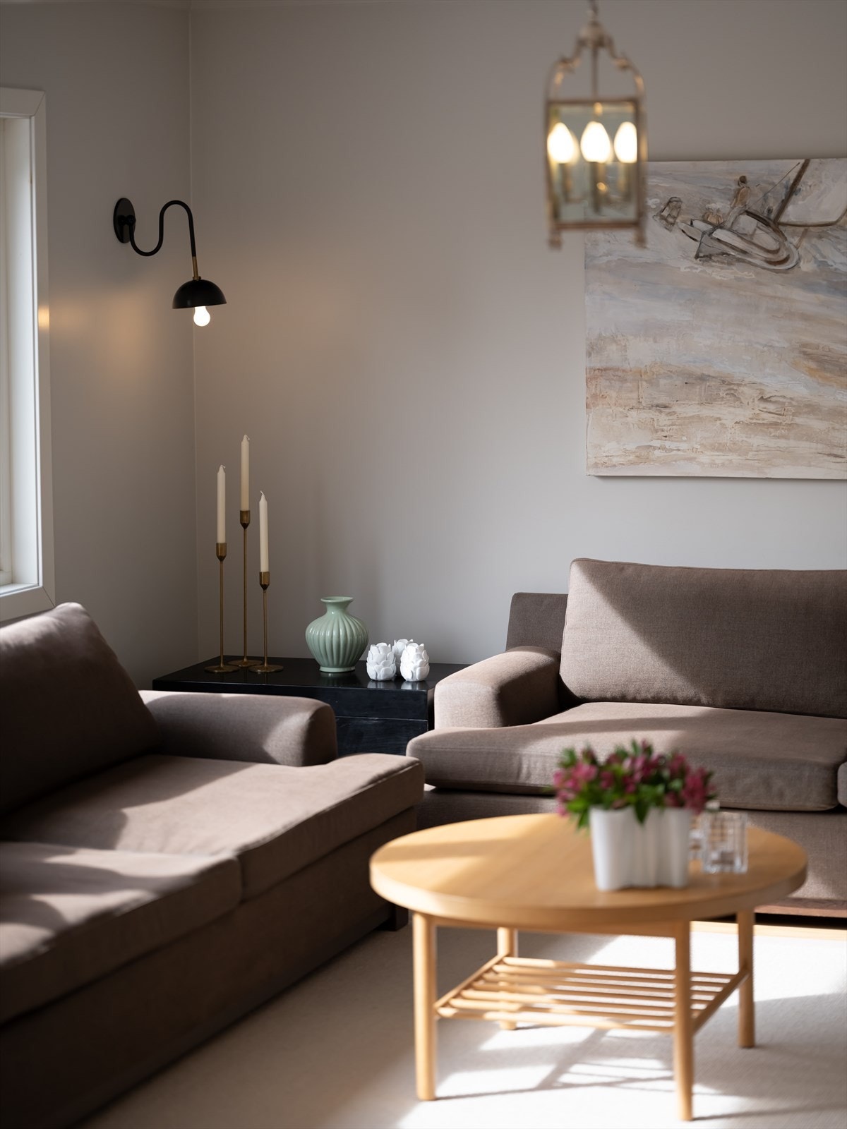 Delikate overflater med slette malte vegger i hele hovedetasjen. Galleribilde