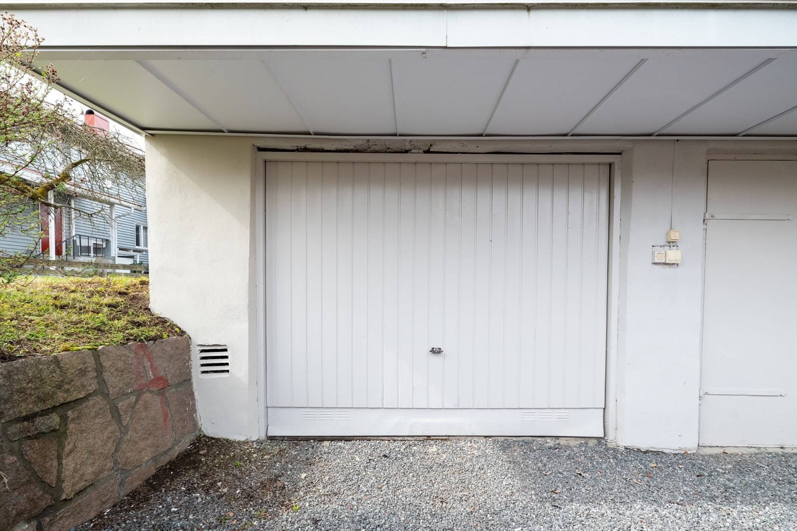 Seksjonene har hver sin garasje. Galleribilde