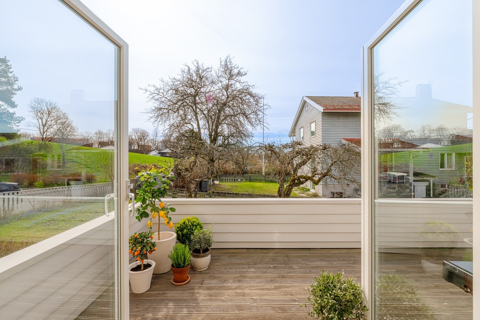 Nydelig sydvendt terrasse. Det ble lagt ny membran og terrassebord i 2022. Galleribilde