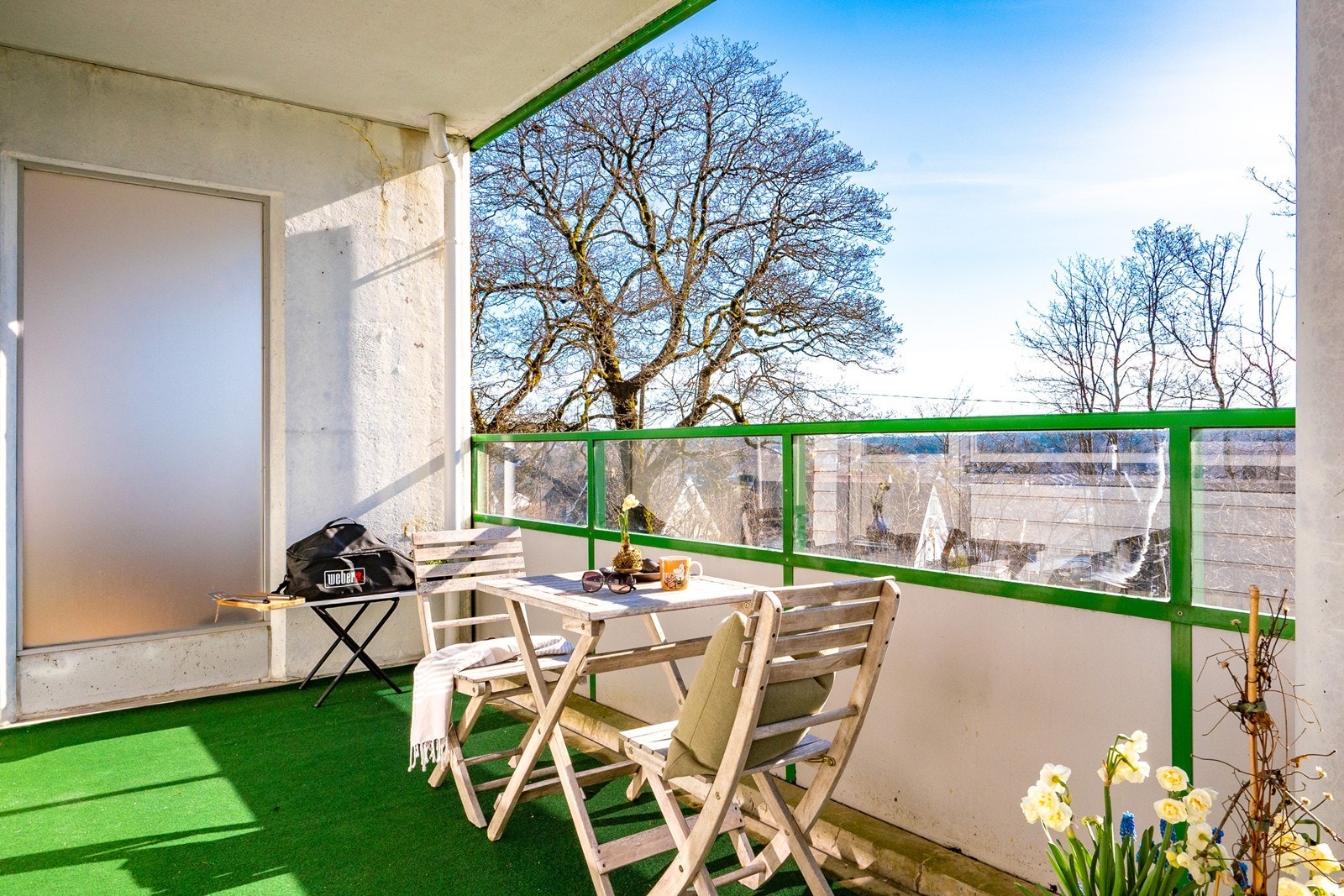 Verandaen har gode solforhold både om morgenen og formiddagen - perfekt for å nyte sommerdager ute! Galleribilde