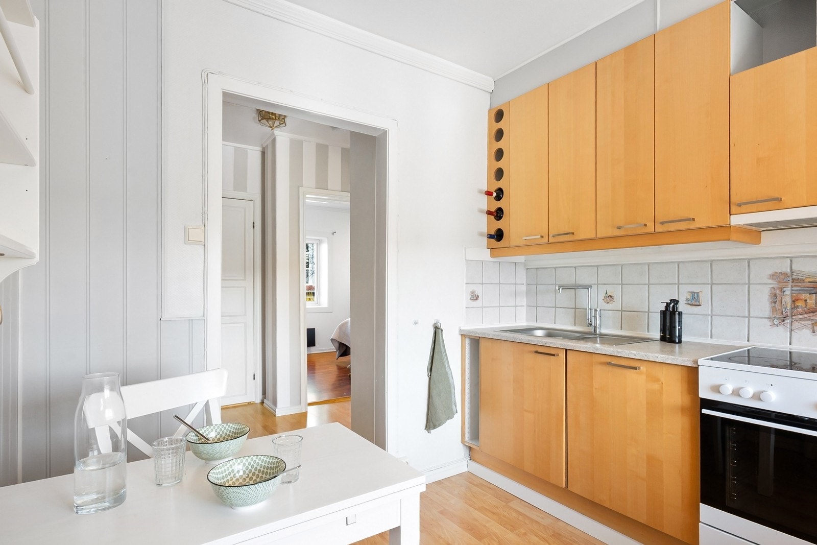 På kjøkkenet er det plass til et hyggelig frokostbord. Galleribilde