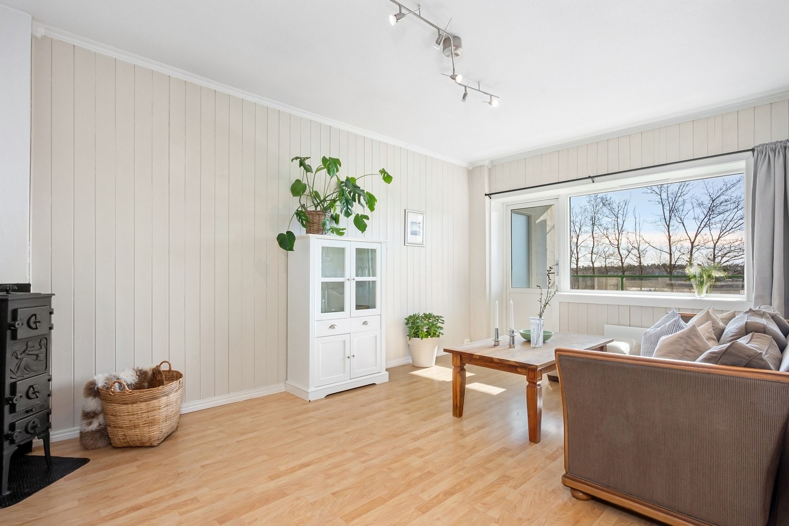Stuen er lys og innbydende med plass til sofaløsning og spisestue. Galleribilde