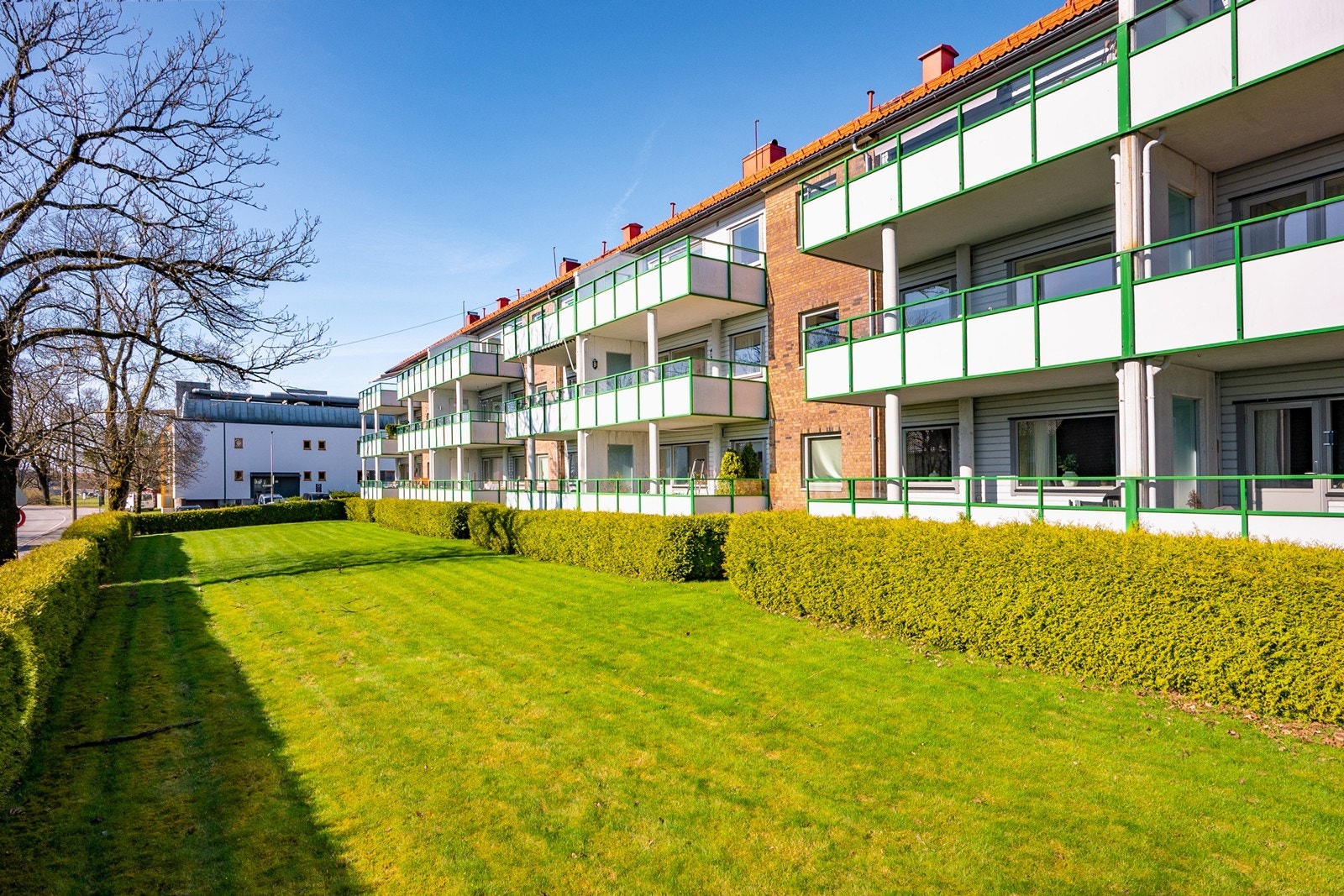 Fellesområdene er pent opparbeidet med gressplen, busker, div. beplanting og sittebenker. Galleribilde