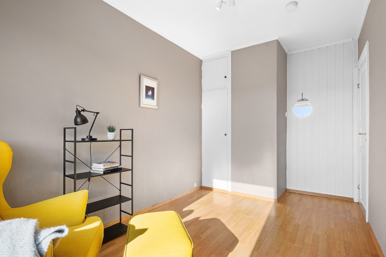 Rommet er lett å innrede etter behov og har plassbygd garderobe. Galleribilde