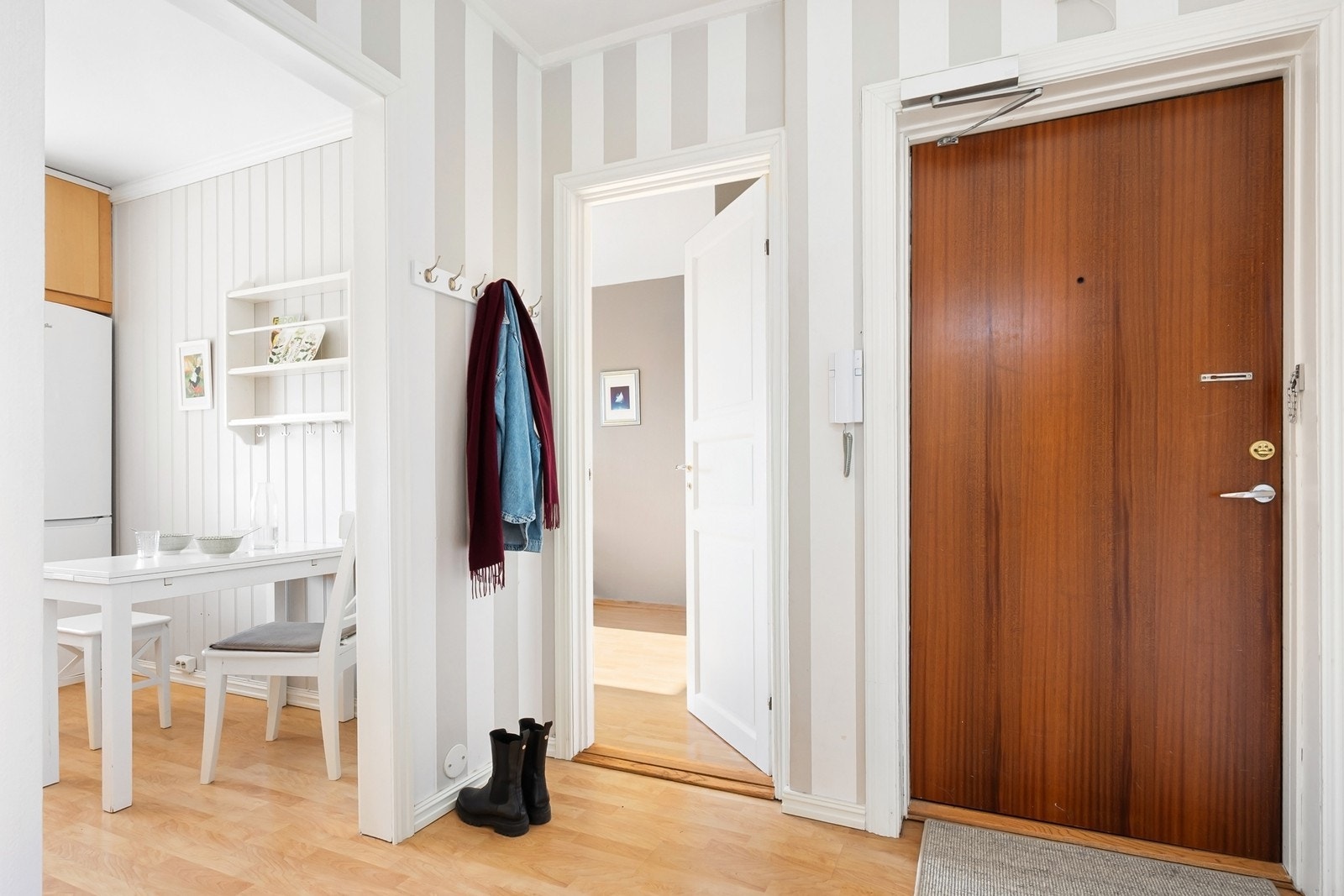 Leiligheten har enkel adkomst via trapp til 2. etasje, og porttelefon gjør det enkelt å slippe inn besøkende. Galleribilde