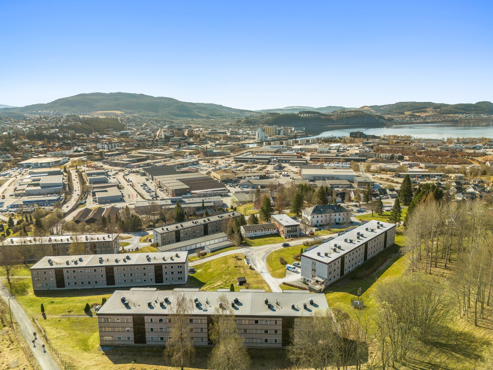 Rett ved siden av bygget går det gang- og sykkelveg som tar deg med inn til Steinkjer sentrum. Galleribilde