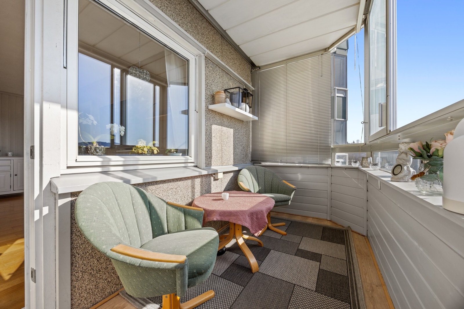 Balkongen er en hyggelig forlengelse av stuen i sommerhalvåret! Galleribilde