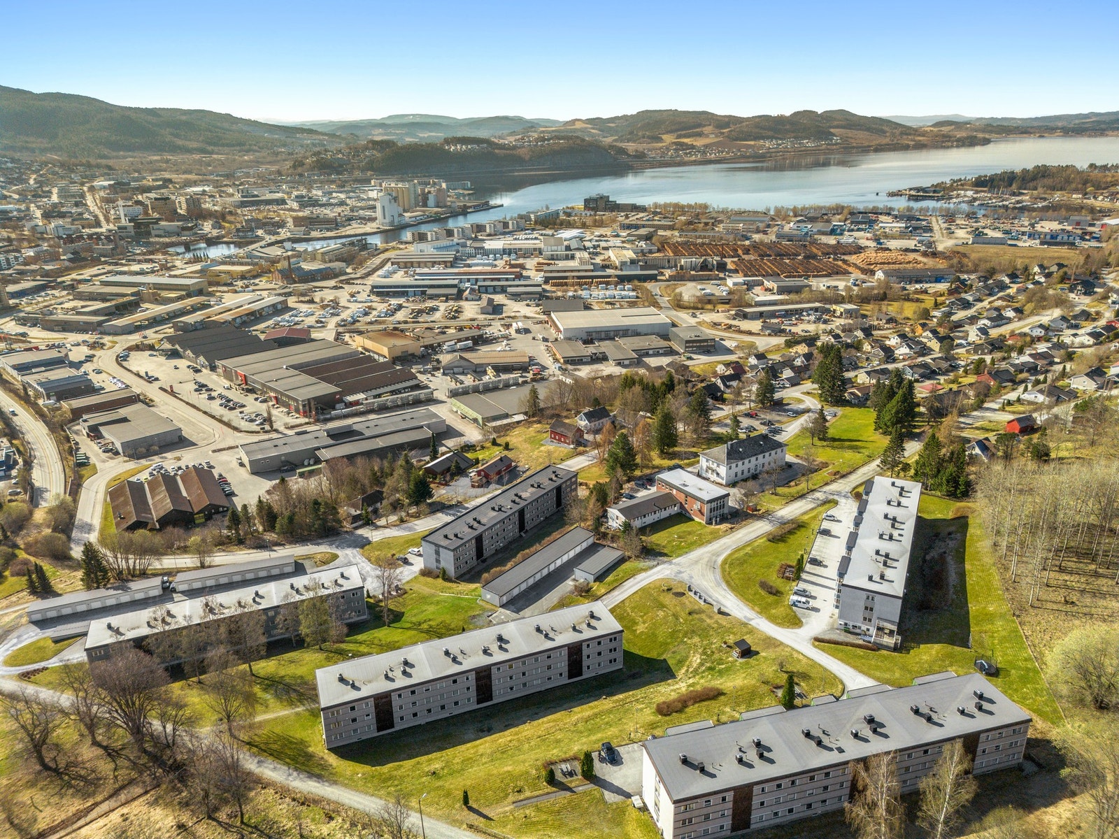 Gangavstand til barnehager, Egge barneskole, Egge ungdomsskole, idrettsanlegg m.m. Kort vei til flotte turområder. Galleribilde