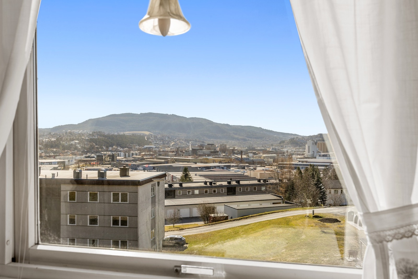 Fra spisebordet kan man nyte utsikten mot sentrum! Galleribilde