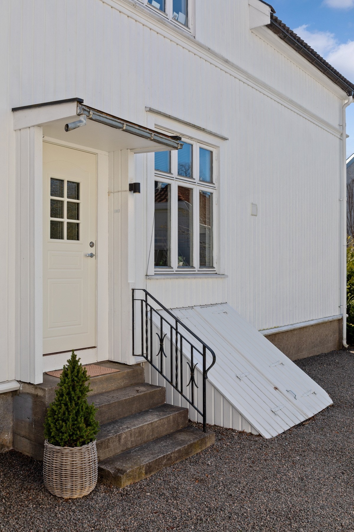 Boligen er delvis oppgradert over tid, blant annet med nytt kjøkken i 2009, oppgraderinger på bad i 2012, samt varmepumpe installert i 2014/2015. Galleribilde