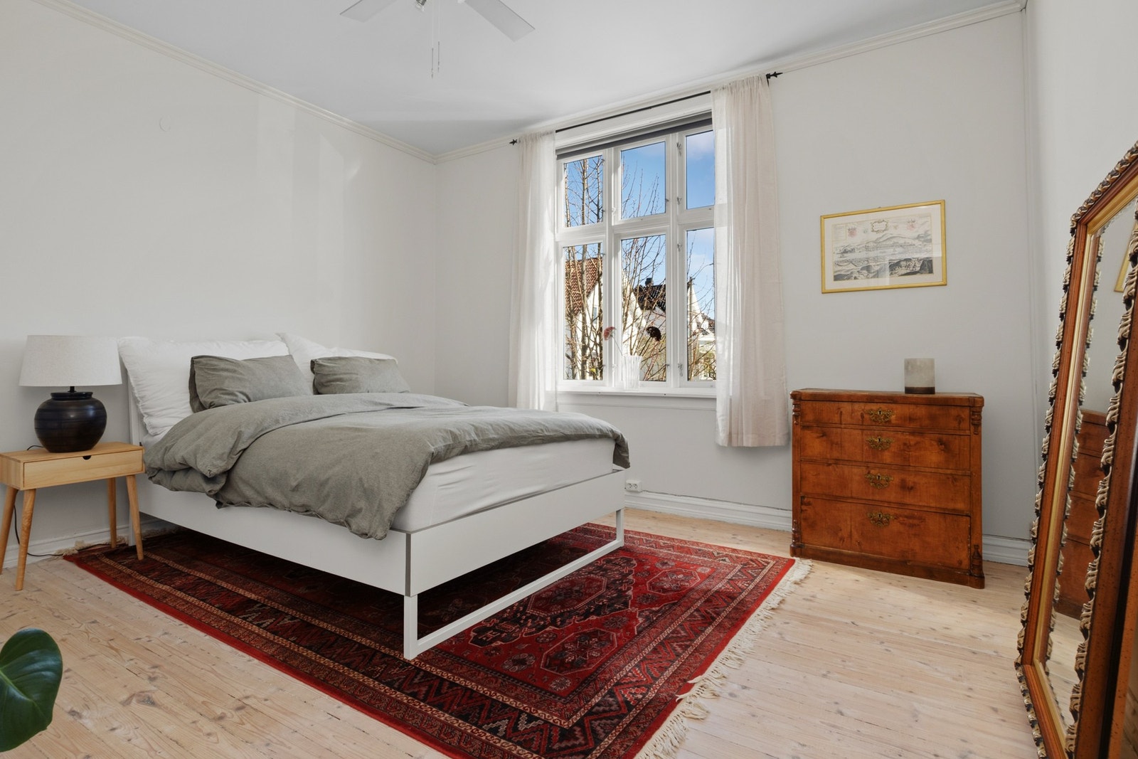 Boligens hovedsoverom har plass til dobbeltseng med nattbord på begge sider, og har god tilgang på naturlig lys. Du har også gode oppbevaringsmuligheter i skyvedørsgarderobe langs vegg. Galleribilde