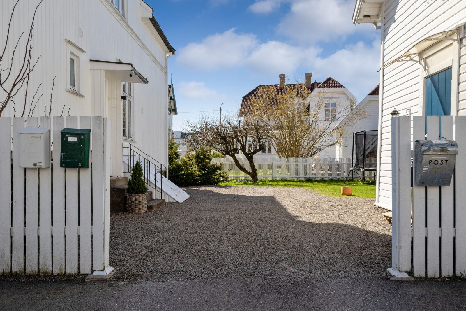Det medfølger én parkeringsplass i gårdsplassen nærmest huset. Galleribilde