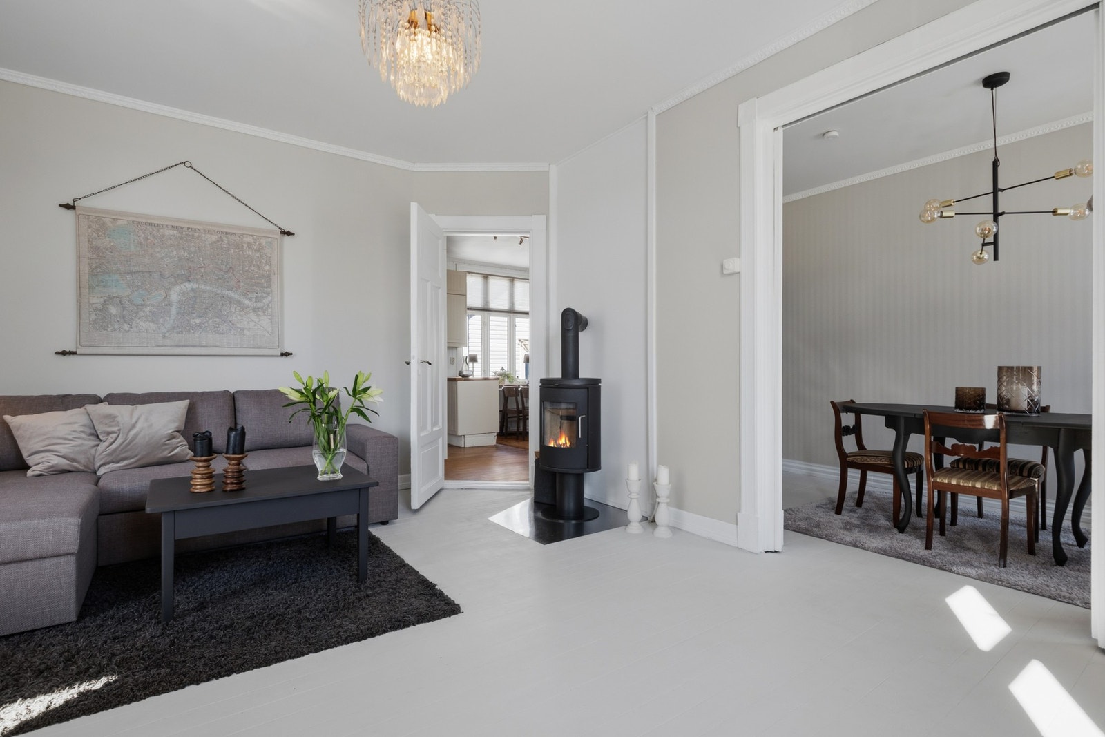 De gjennomgående overflatene bidrar til en varm og hjemmekoselig følelse, samtidig som rommet oppleves praktisk og lett å innrede. Galleribilde