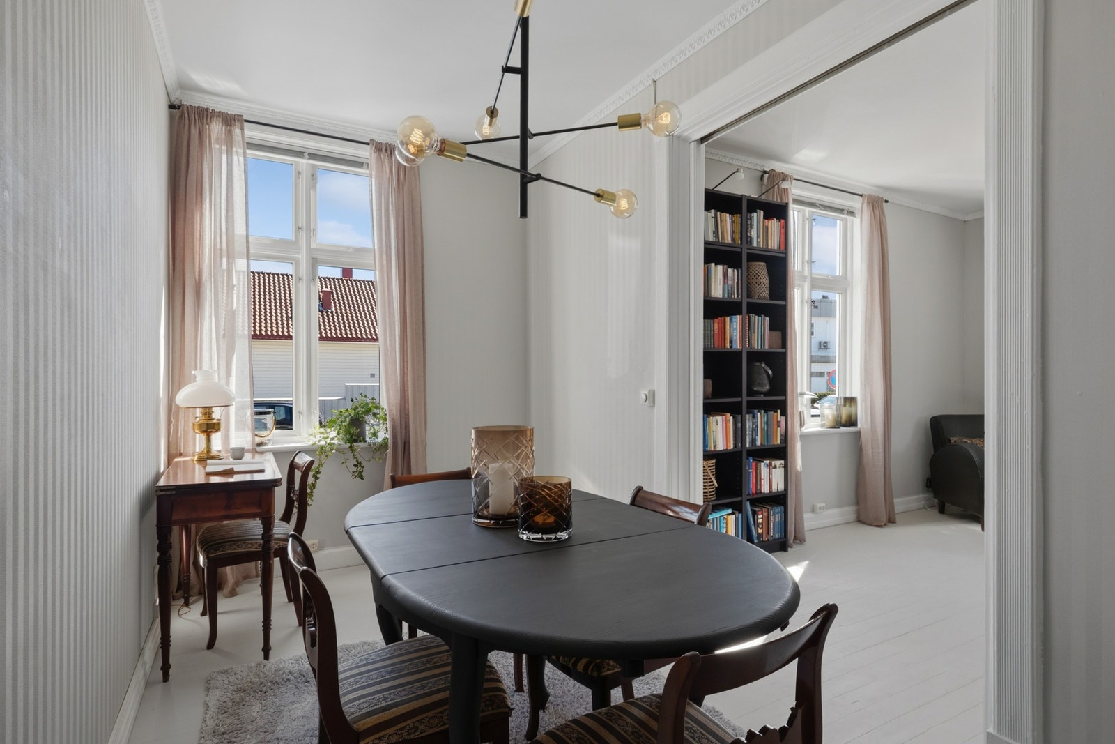 Rommet har en lun atmosfære med kombinasjon av tradisjonelle materialer og oppgraderte overflater. Her ligger alt til rette for både hverdagsmiddager og hyggelige lag med familie og venner. Galleribilde