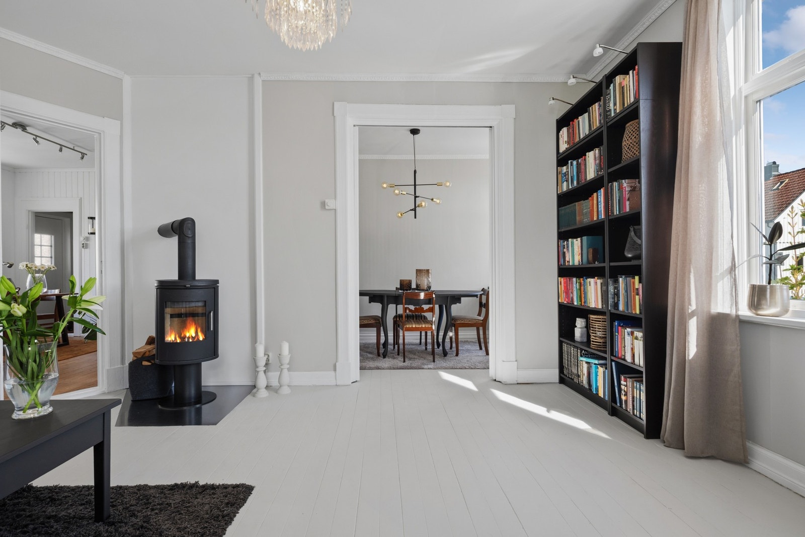 Fra kjøkkenet har du videre adkomst til stue og spisestue. Galleribilde