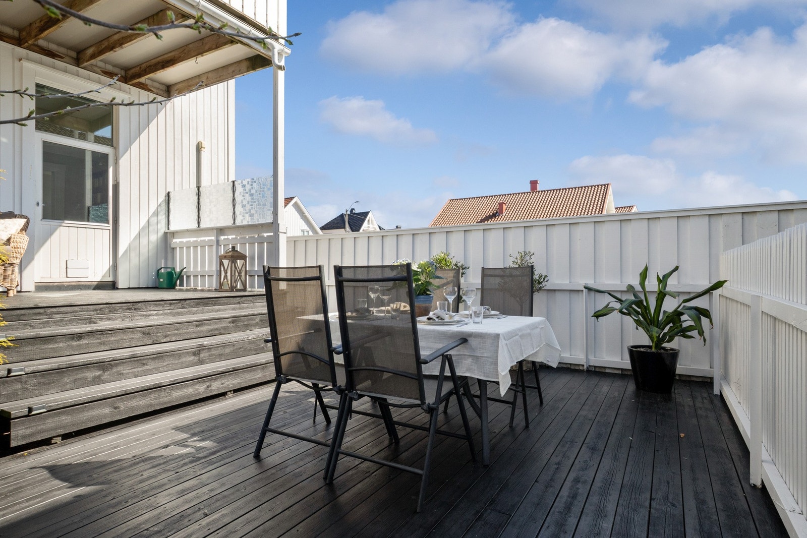 Uteplassen er perfekt for å samle nære og kjære til sosiale sammenkomster i sommervarmen. Galleribilde