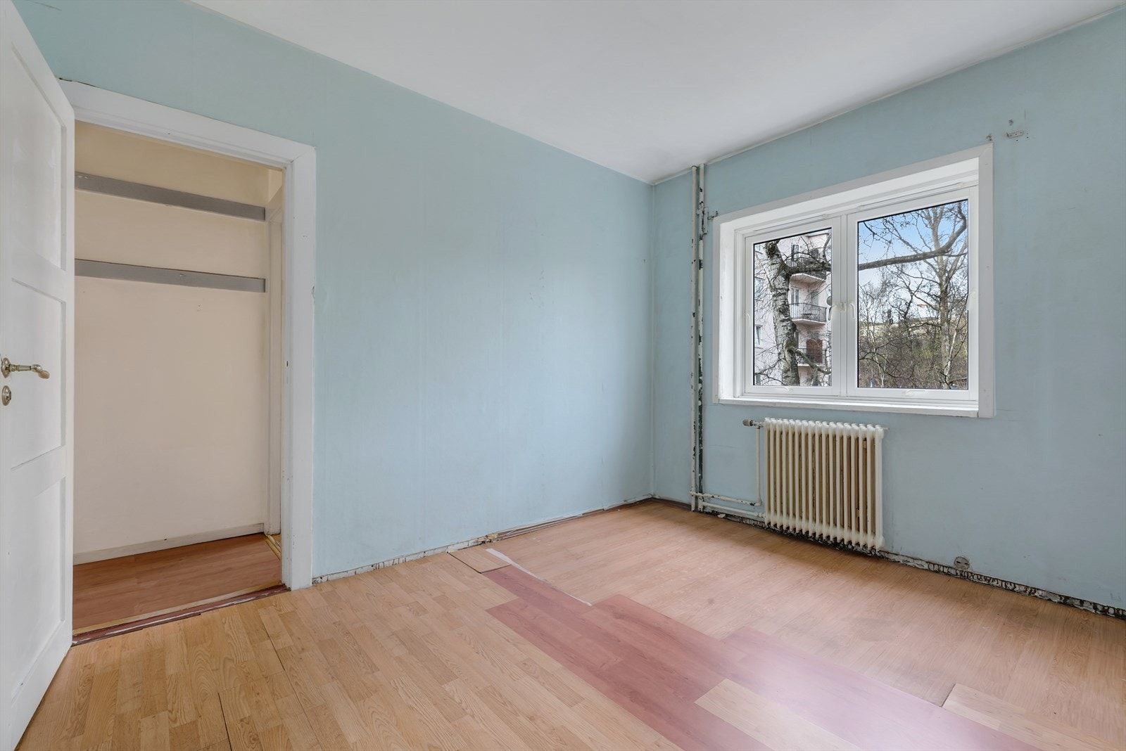 Rommet har plass til dobbeltseng og garderobeløsning. Galleribilde