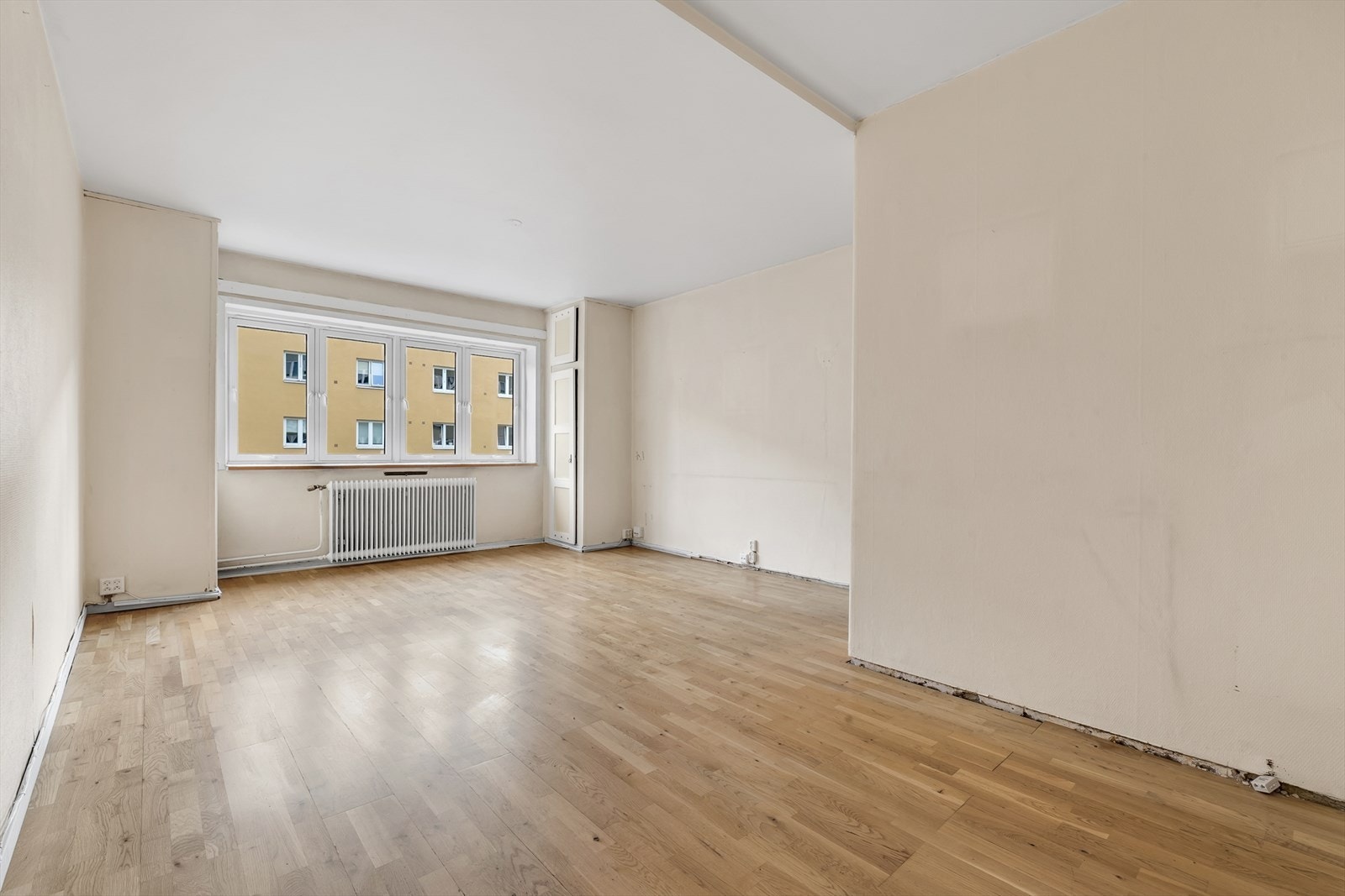 Romslig stue med stort potensiale. Galleribilde