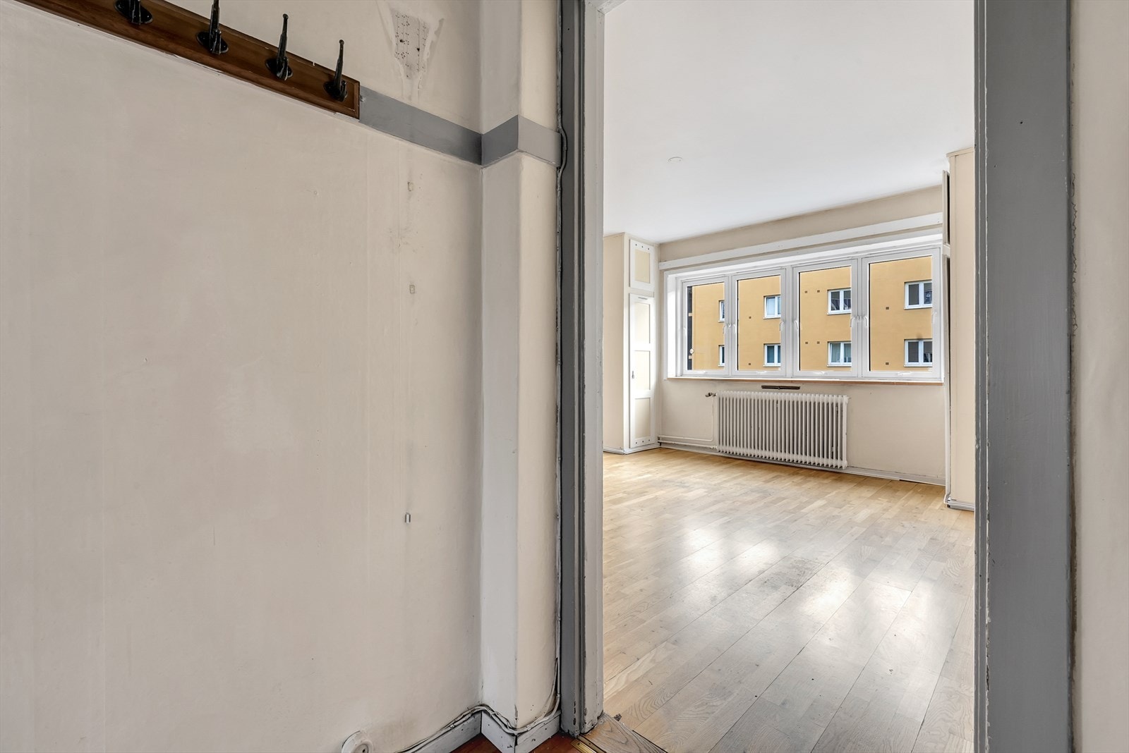Fra entréen åpner leiligheten seg opp med siktlinje inn mot stuen. Galleribilde