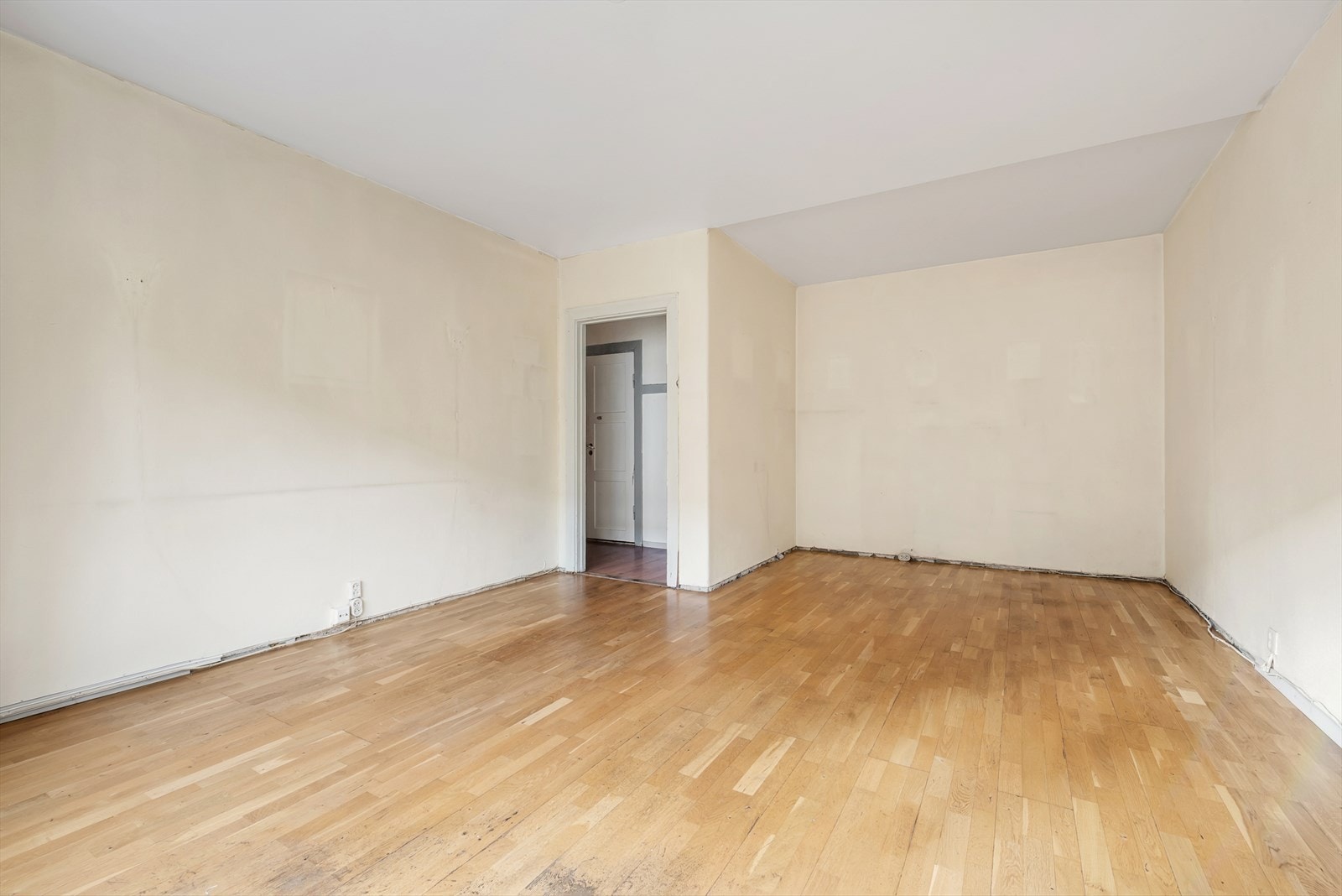 Rommet gir god plass til både sofagruppe og spisebord, og er et godt utgangspunkt for å skape en personlig stue. Galleribilde