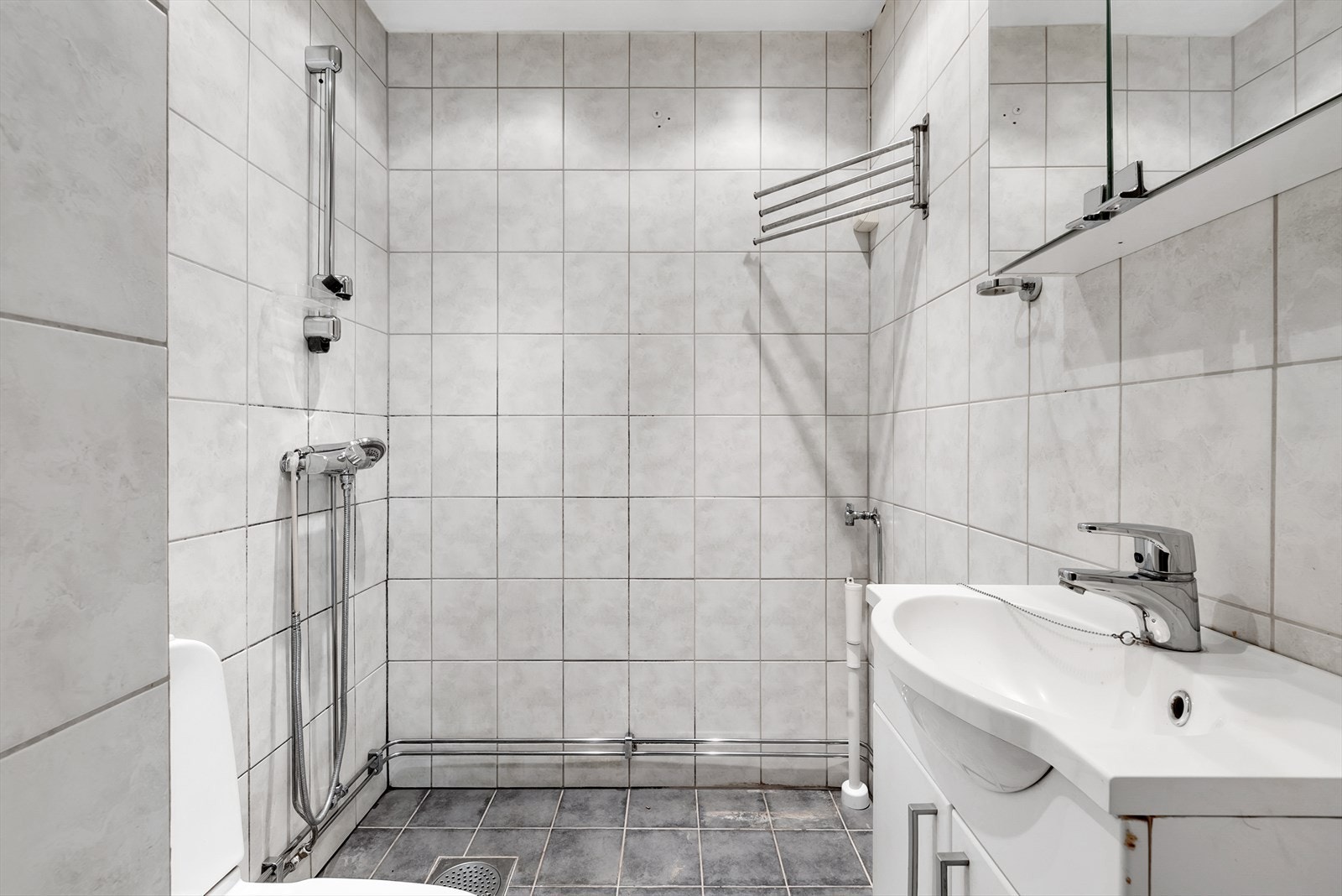Badet ble rehabilitert i 2007 i regi av borettslaget, med flislagte overflater og elektriske varmekabler i gulvet. Galleribilde