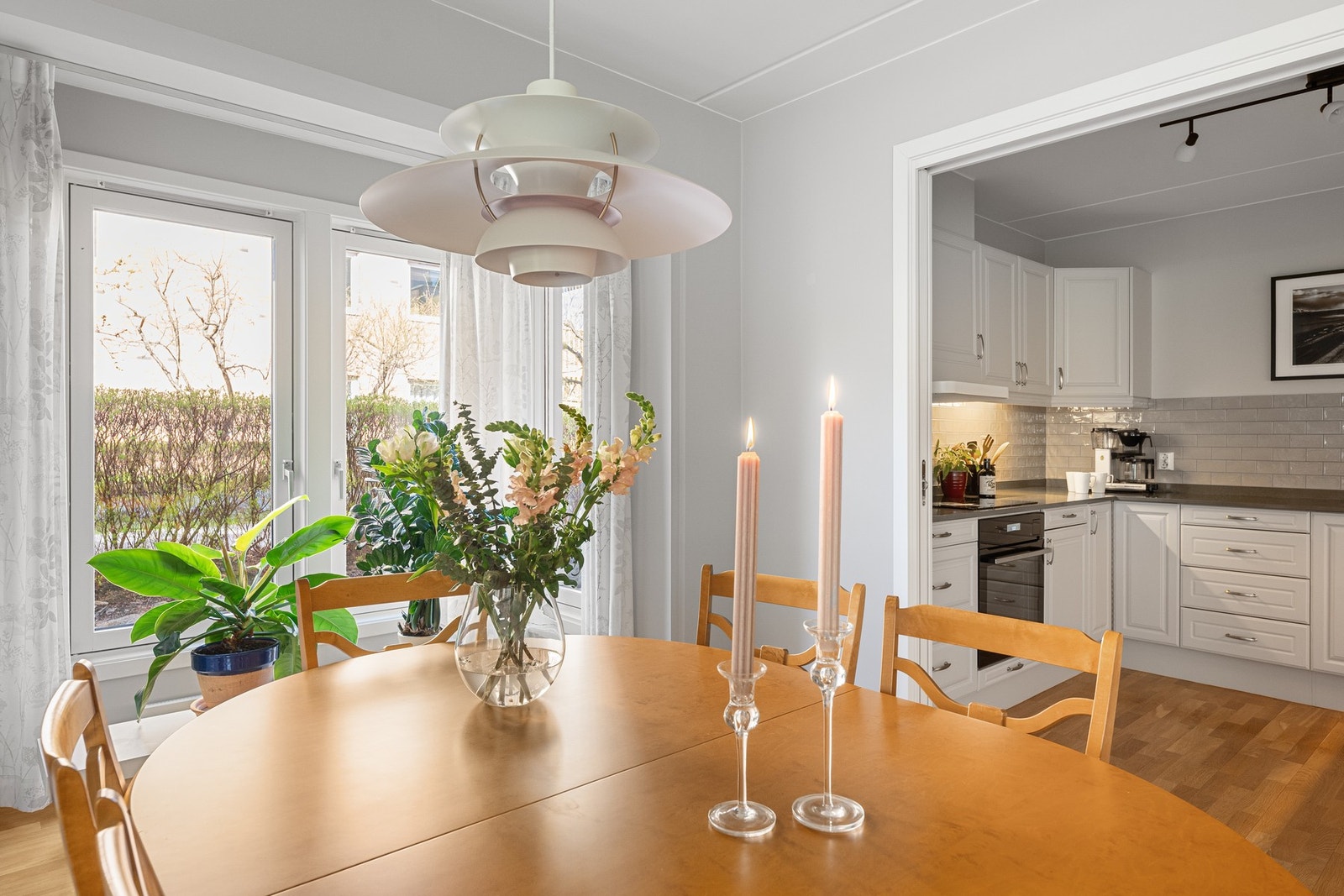 Det er skyvedør inn mot kjøkken og kan enkelt lukkes når middagen er klar. Galleribilde