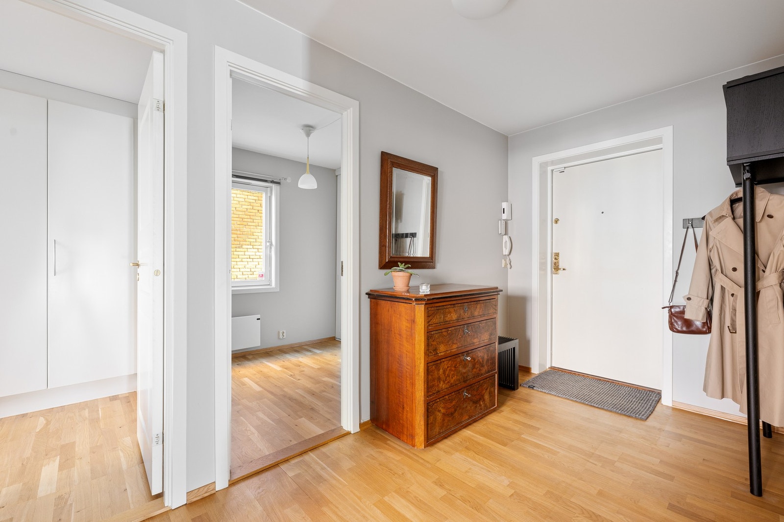 Direkte fra entreèn er det adkomst til 3 soverom og WC. Galleribilde