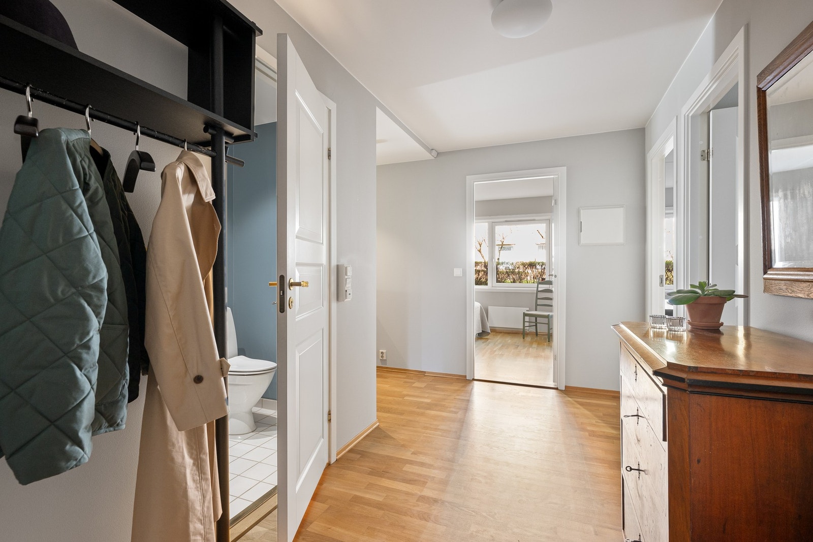 Romslig entré med plass for garderobeskap. Galleribilde