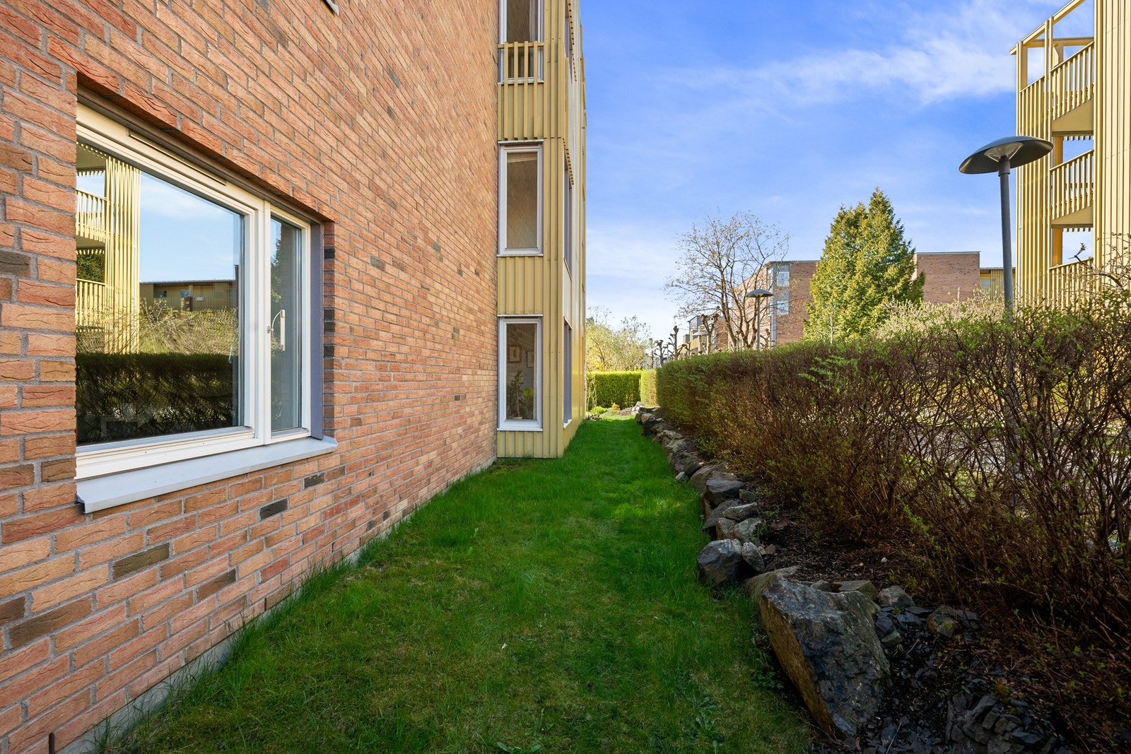 Adkomst fra forsiden til hagen. Galleribilde