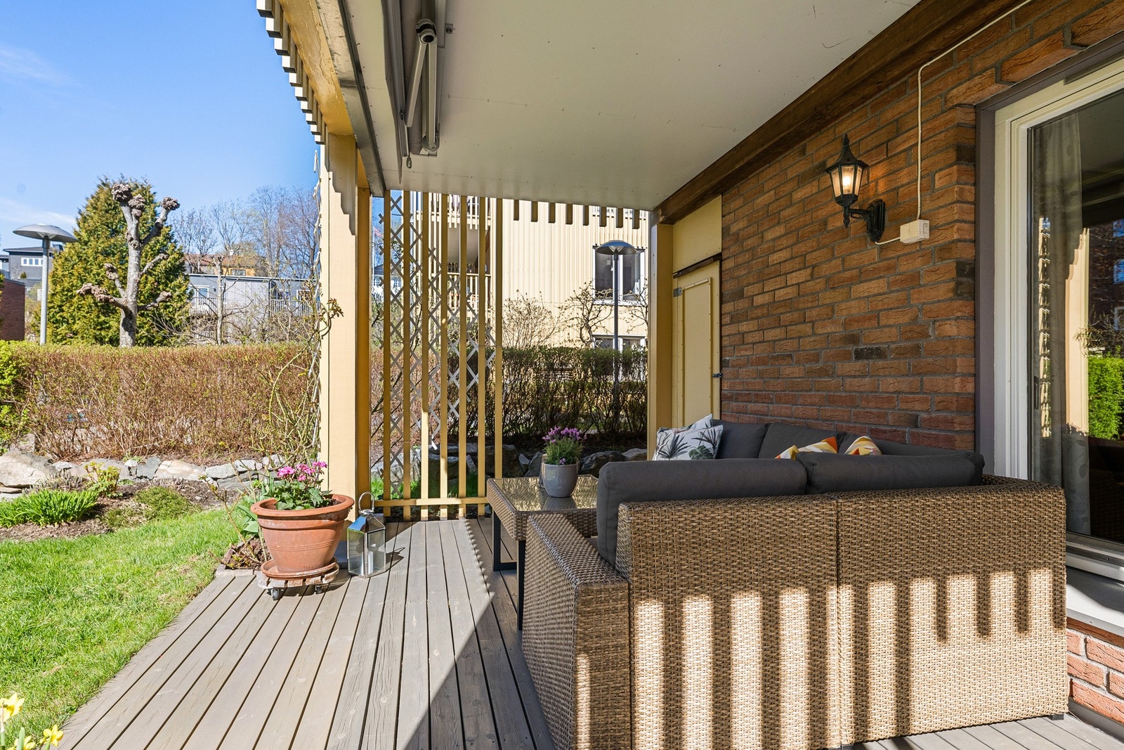 God plass til loungemøbel på terrassen. Galleribilde