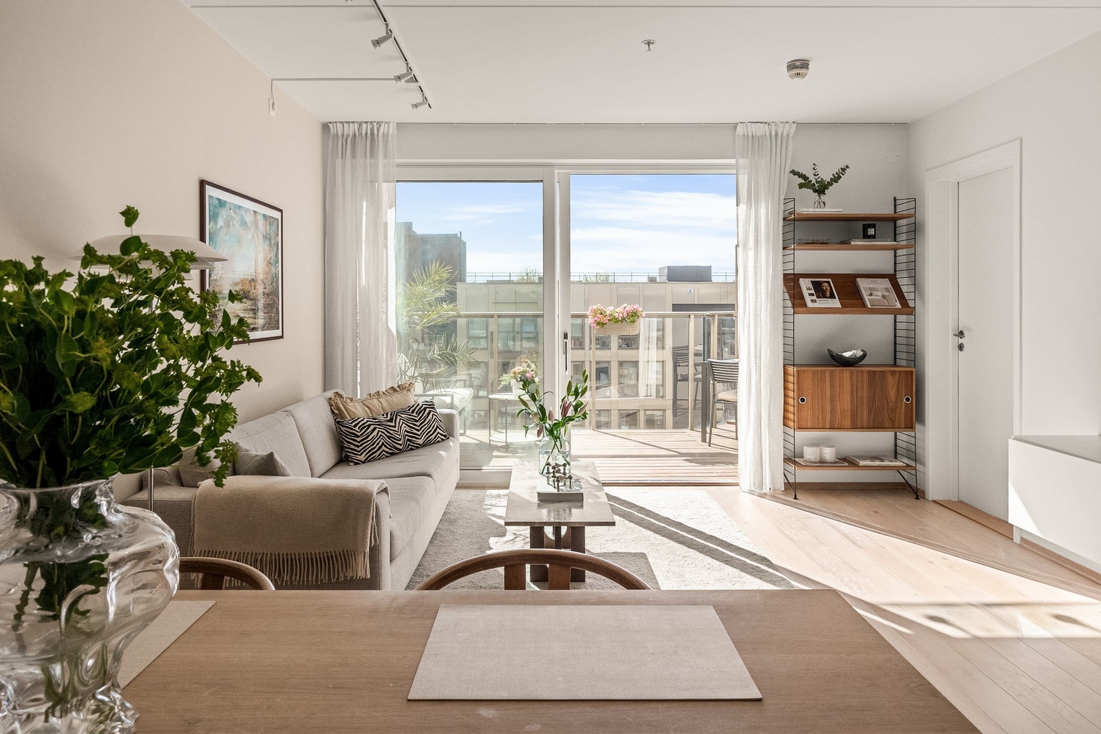 Innbydende, moderne og romslig 3-roms topp-/hjørneleilighet med stor sydvestvendt balkong på hele 10 m². Galleribilde