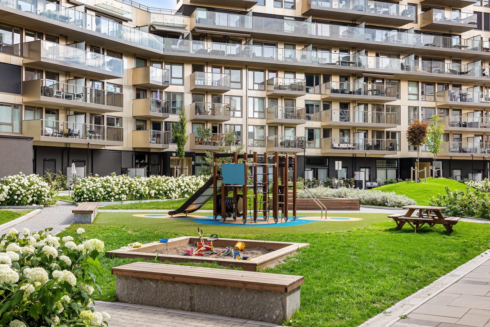 For ekstern oppbevaring disponeres kjellerbod på 5 m², samt sykkelparkering i sameiets fellesarealer. Galleribilde