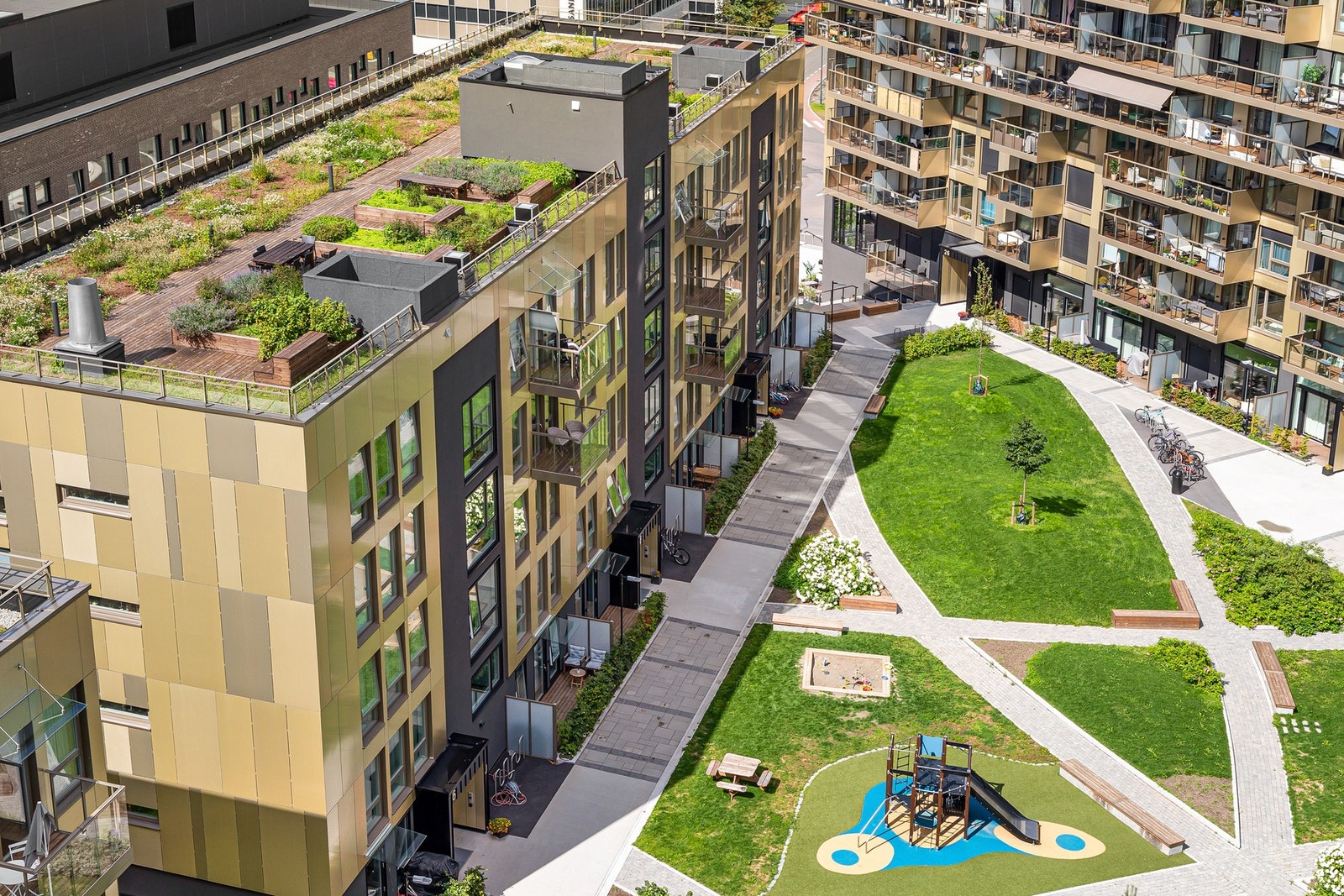 Fantastisk parkmessig gårdsrom med grøntarealer, belysning, benker, internveier og lekeapparater. Galleribilde