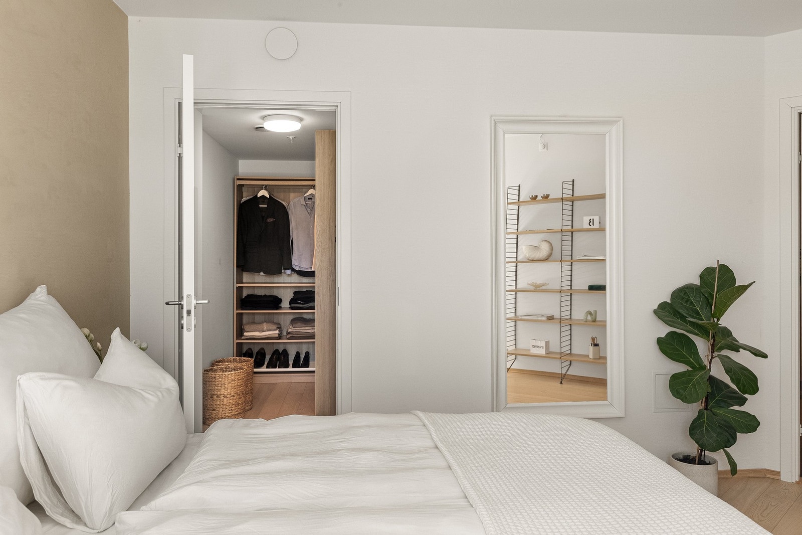 Soverommet er tilknyttet garderoberom/walk-in closet av god størrelse. Galleribilde
