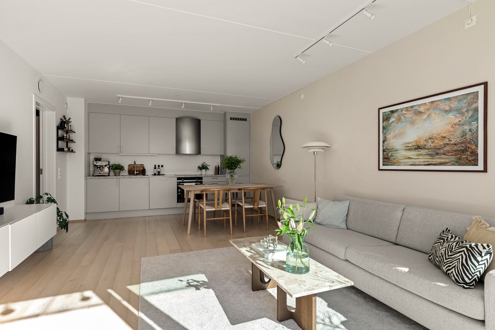 Leiligheten har en åpen kjøkkenløsning mot stuen med stilren kjøkkeninnredning fra 2020 (byggeår), levert av kvalitetsleverandøren Sigdal. Galleribilde