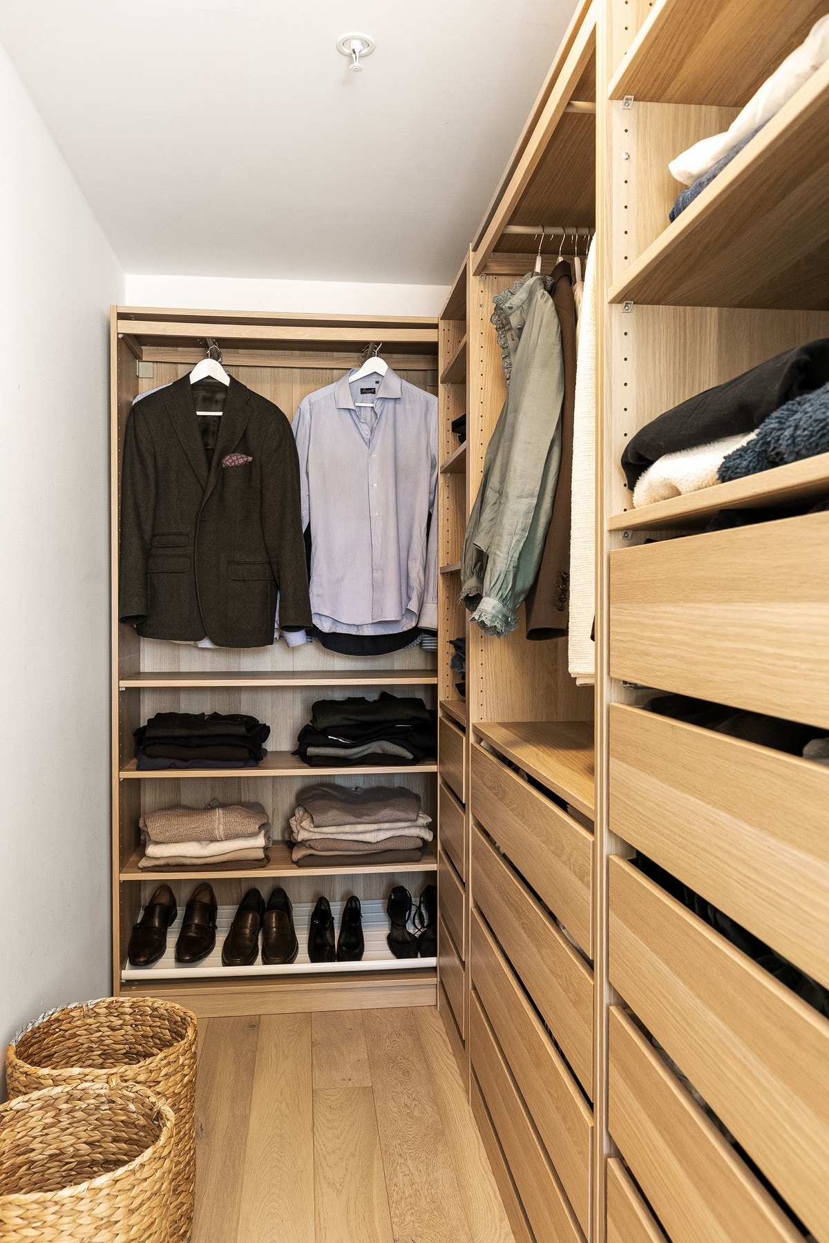 Garderoberom/walk-in closet gir rikelig med oppbevaringsplass. Galleribilde