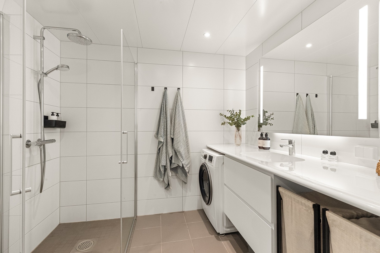 Innbydende og delikat flislagt baderom av god størrelse med tidløse flisvalg og downlights (led) i himling. Galleribilde