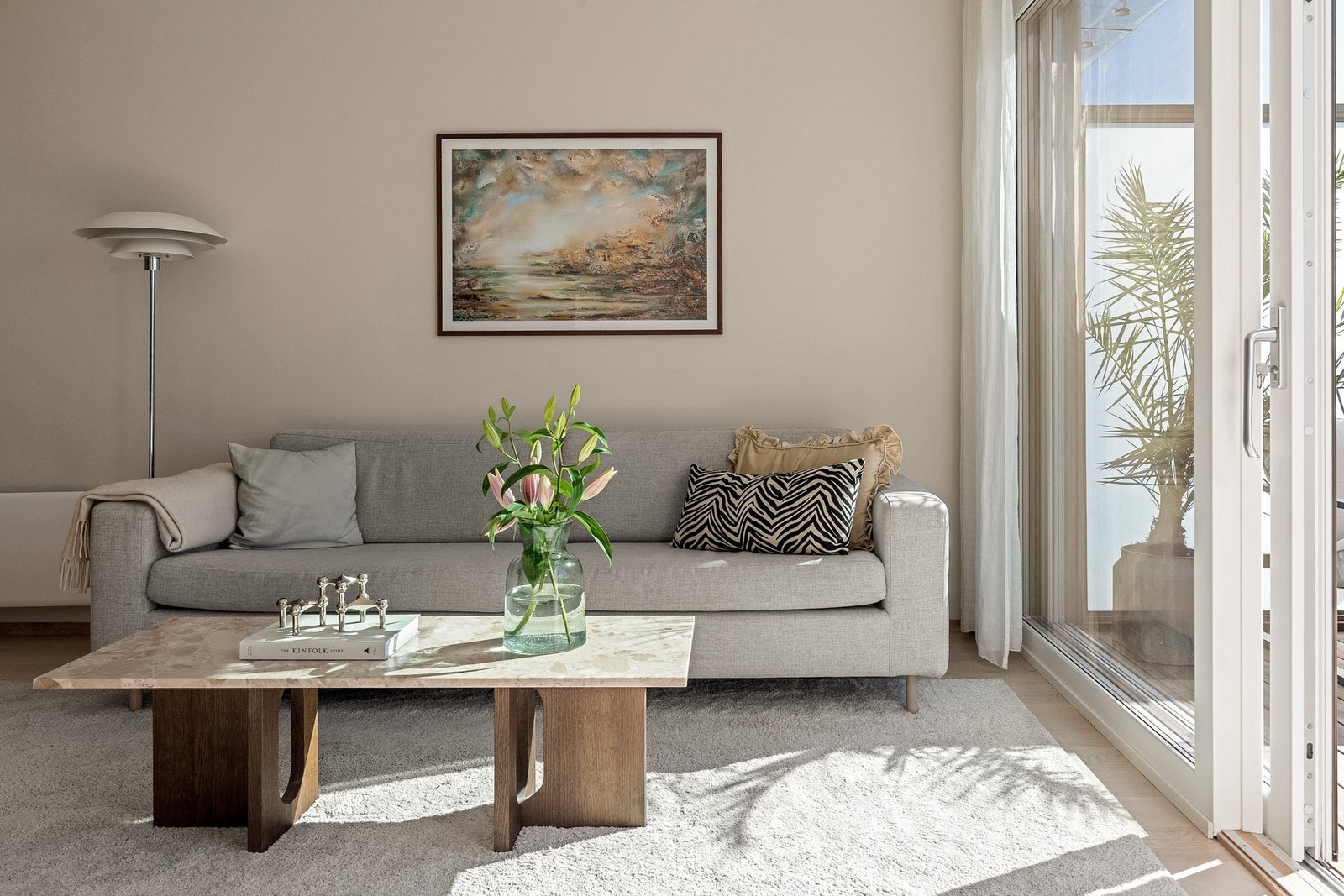 Stuen har flere naturlige møbleringssone. Galleribilde